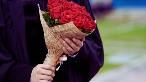 Contoh Kartu Ucapan Wisuda di Buket Bunga Beserta Ide Kata-Kata Selamat Penuh Makna