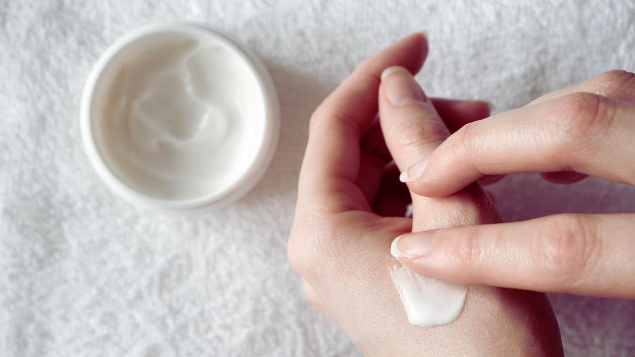 5 Rekomendasi Moisturizer yang Bisa Dipakai Siang dan Malam, Wajah Cerah Maksimal!