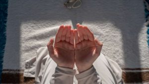 Bacaan Sholawat agar Hujan Berhenti Lengkap dengan Arab & Latin