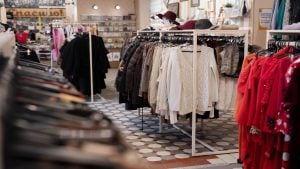 115 Inspirasi Nama Brand Baju Aesthetic, Keren, dan Unik. Bikin Pembeli Berdatangan!