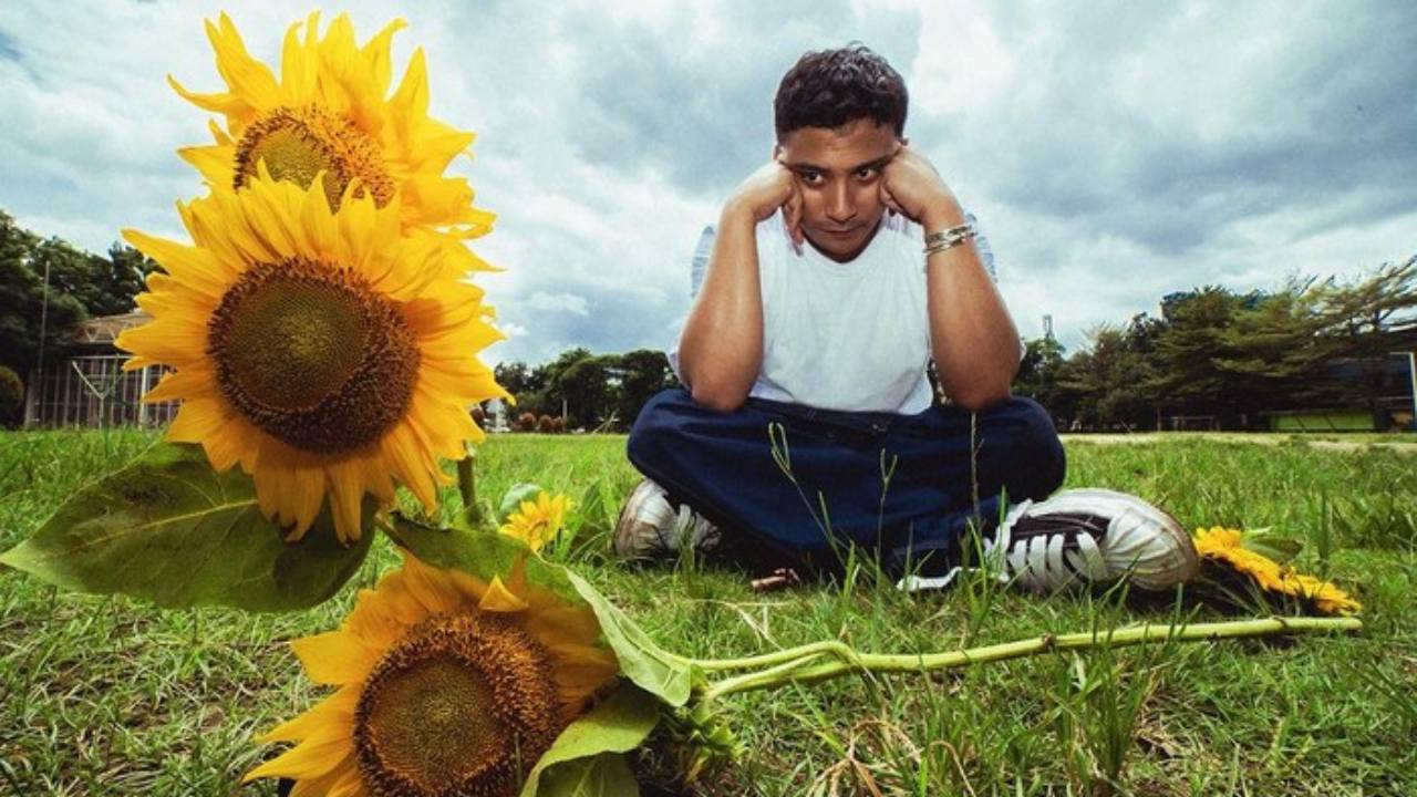 Lirik dan Chord “Gala Bunga Matahari” – Sal Priadi yang Maknanya Bikin Banjir Air Mata!