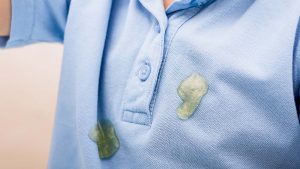6 Cara Menghilangkan Lem di Baju dengan Mudah. Bisa Pakai Bahan Alami!