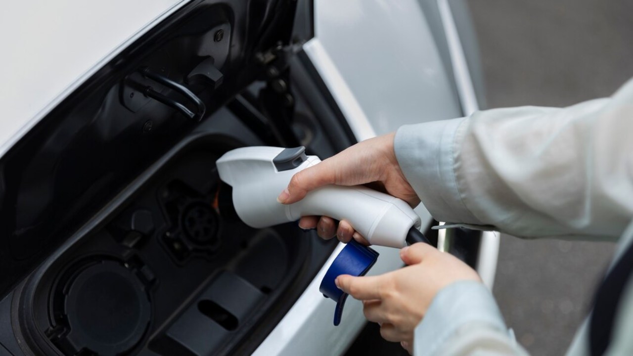Cara Pasang Charger Mobil Listrik (EV) di Rumah