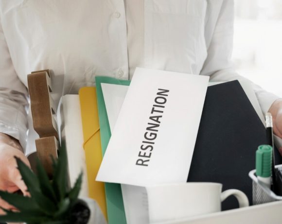 60 Kata-Kata Resign Kerja lewat WhatsApp yang Singkat tapi Sopan