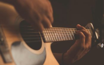 15 Rekomendasi Lagu untuk Diri Sendiri yang Mewakili Perasaan Sedih dan Bahagia