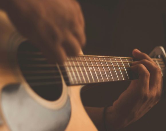 15 Rekomendasi Lagu untuk Diri Sendiri yang Mewakili Perasaan Sedih dan Bahagia