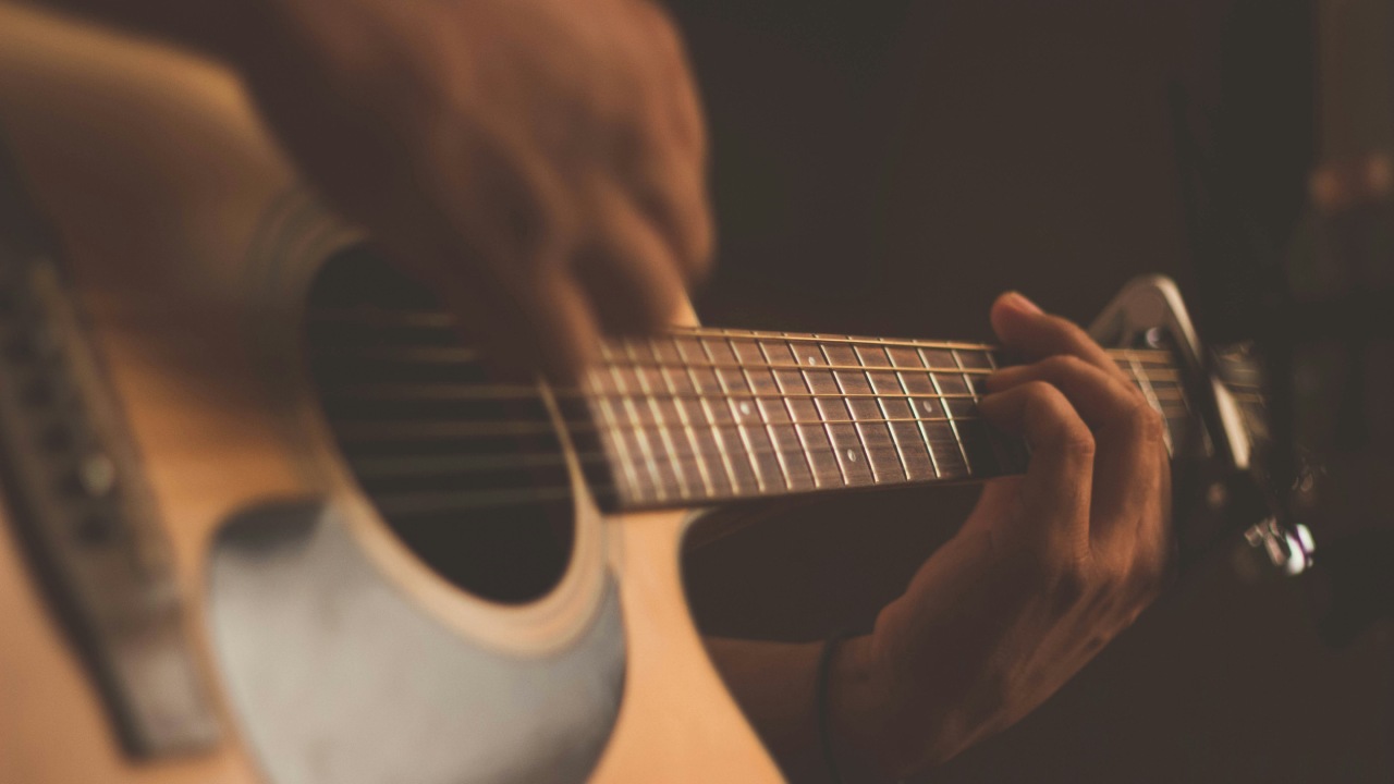 15 Rekomendasi Lagu untuk Diri Sendiri yang Mewakili Perasaan Sedih dan Bahagia