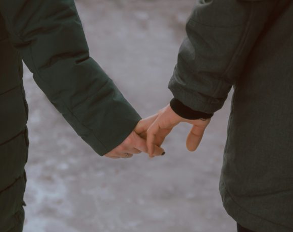 7 Daftar Lirik Lagu Romantis buat Pacar LDR yang Bikin Baper